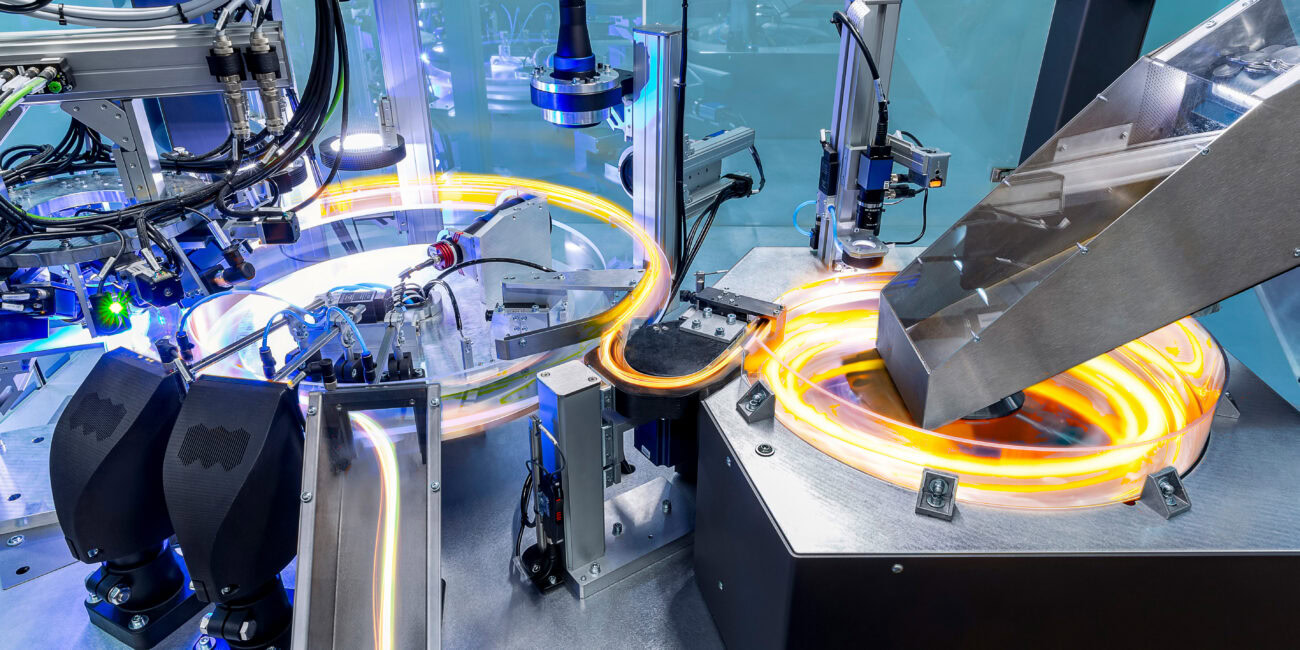 Automatisierte Produktionslinie mit Robotik und Fördertechnik bei SAB Group.